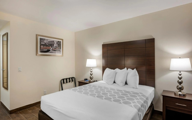 Downtown Hollywood Gardens Inn & Suites