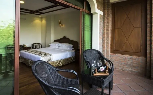 Famous Hotel Bagan 2
