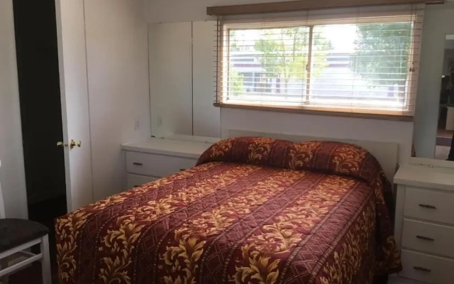 Ski's Western Motel