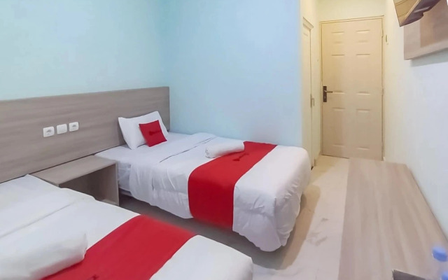 RedDoorz @ Diamond Inn Stasiun Pekalongan