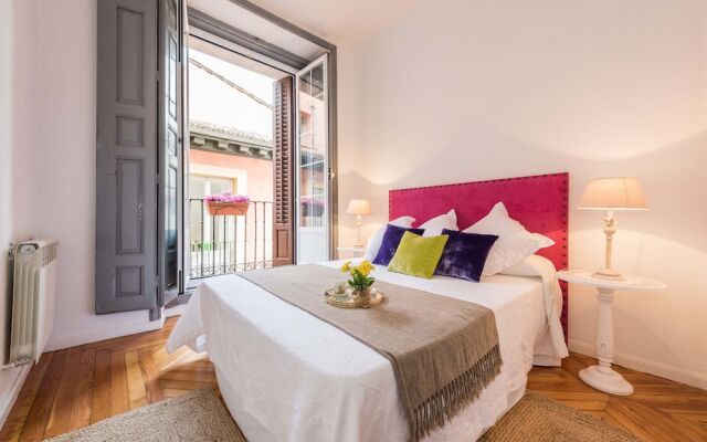 Отель Apartamentos Plaza Santa Ana Мадрид вид на фасад