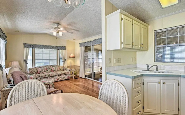 Bright Home: Pool Access & Screened-in Porch!