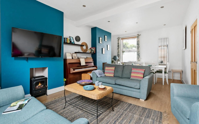 The Terrace - Light, bright characterful coastal home with parking near beaches