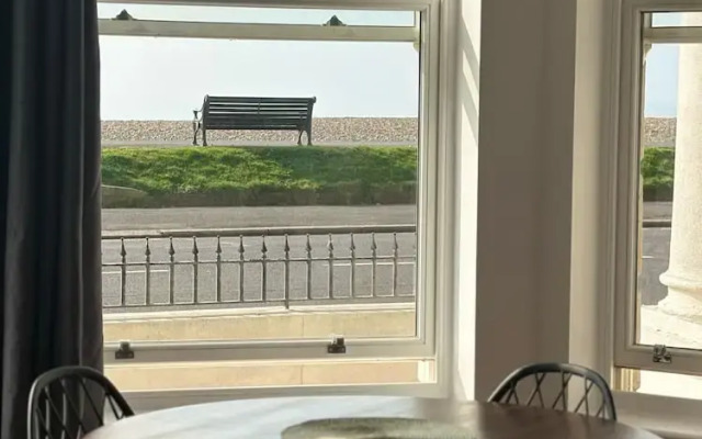 Beautiful 2 Bed Apartment on Beach by Urban Roost