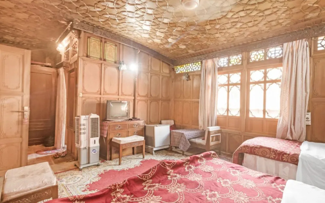 GuestHouser 3 BHK Houseboat d520