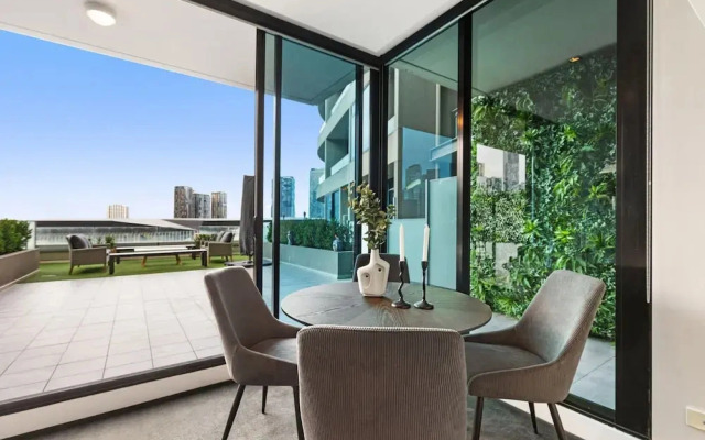 Impeccably Chic 2-bed With Views & Fab Amenities