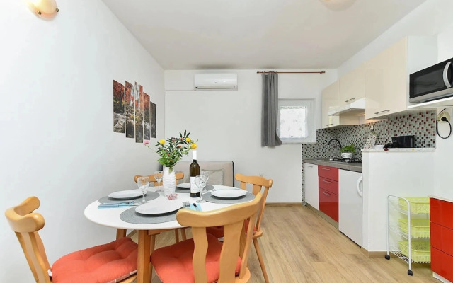 Spacious Apartment With Garden