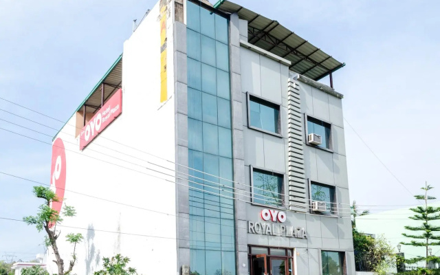 OYO 9846 Royal Plaza
