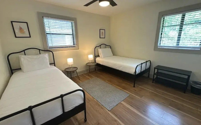 Group-ready West End Duplex - Save Big Midweek
