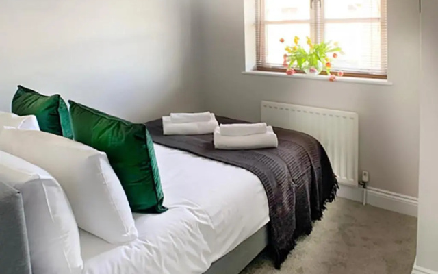 Ascot - Immaculate 2 Bed House with Parking