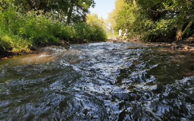 Riverside Cabin - Sleeps 2 - Hottub - Parking