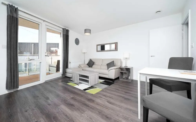 Stunning 2BR Flat With Balcony