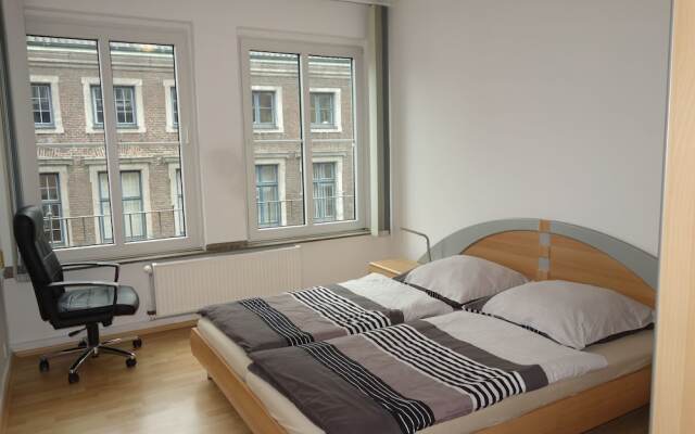 Апартаменты Tolstov-Hotels Old Town Apartment Дюссельдорф комната для гостей