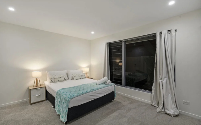 Just in Paradise Waterfront 5 Bedroom Deluxe House Central Broadbeach