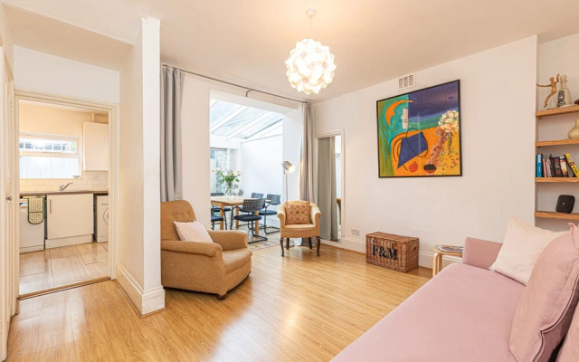 Charming 1-bed flat w/ patio near Notting Hill