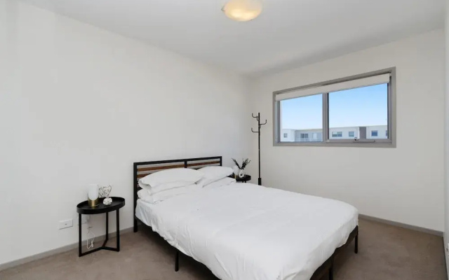 Elegant 2-bed Apartment With Balcony