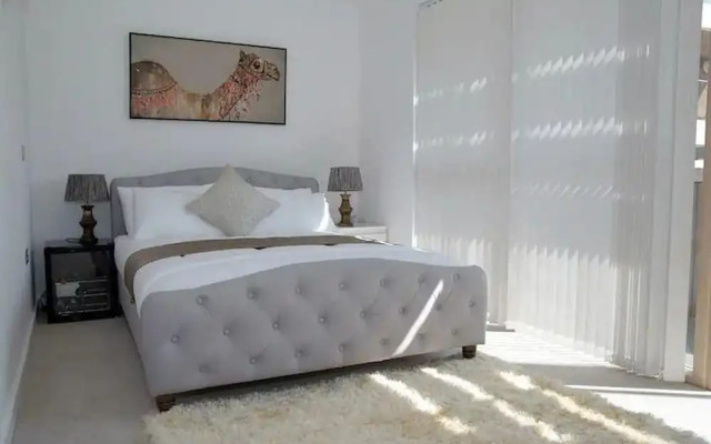Near Dlr Station-family-sleeps 4-pets-parking