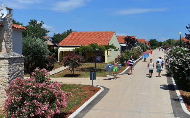 Carefully furnished bungalow with 2 bathrooms, 7km from Pula