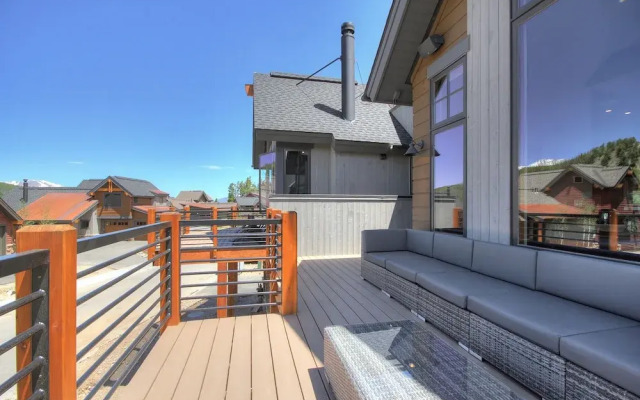 Slope View Chalet by RedAwning