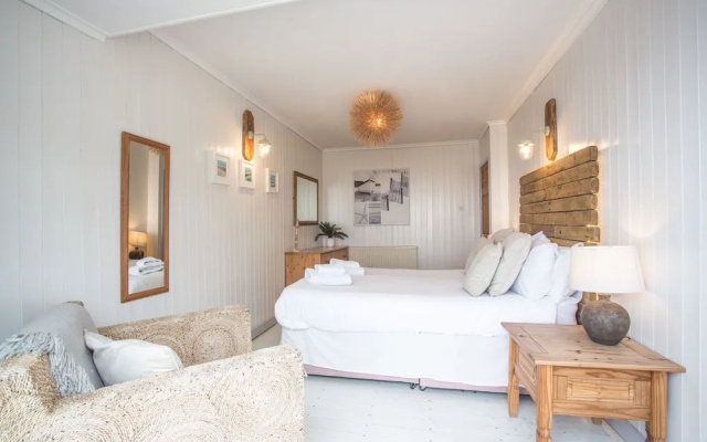 Lusty Glaze Beach Accommodation