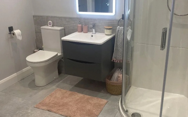 Modern 3-bed Apartment in Magherafelt Sleeps 8