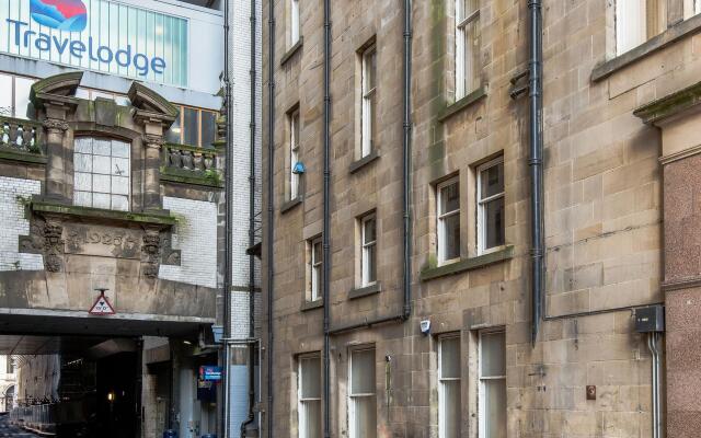 Отель Travelodge Edinburgh Central Princes Street Эдинбург вид на фасад