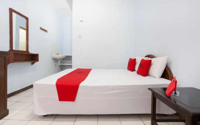 RedDoorz near Plaza Araya