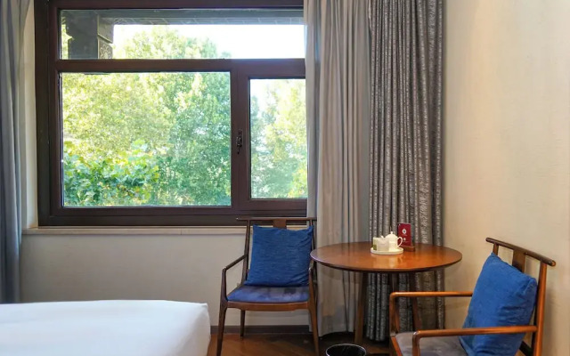 Ziyue Minghu Hotel
