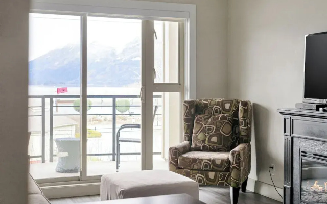 Lakefront Lux 2BR Symphony Of Comfort