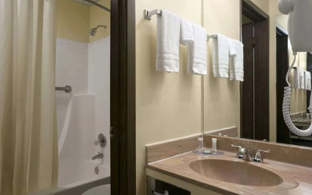 Travelodge Inn & Suites