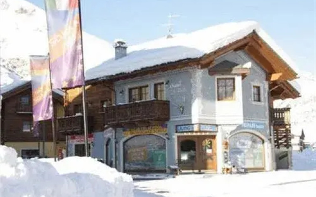 Garni Zodiac House