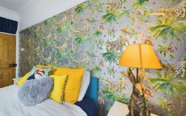 Unique 2 bed Leigh-on-sea- With Real Piano