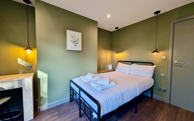Charming Flat With Free Parking in Prime Location