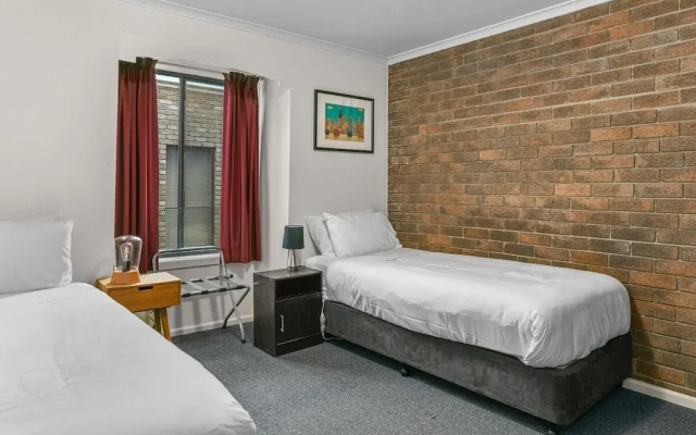 2-bed Townhouse Retreat in Sandy Bay With Parking