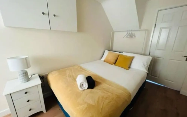 4 Bed House - Sleeps 9 - Garden - Parking - Wifi