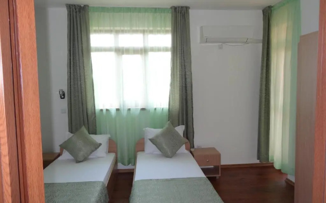 Guest House Ivanini Houses