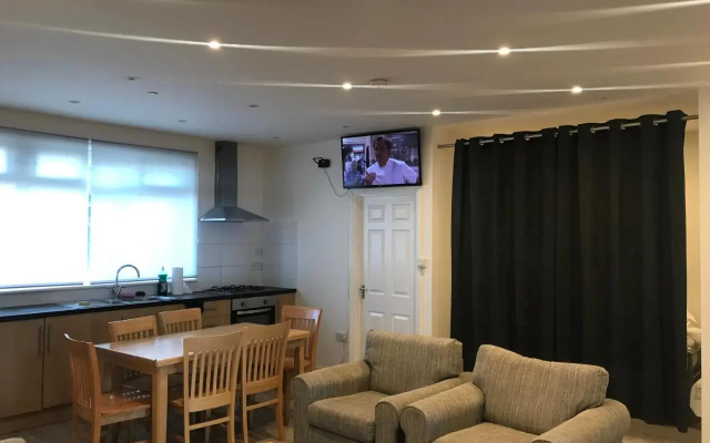 Spacious Entire Two Double Bedrooms Flat, N 3