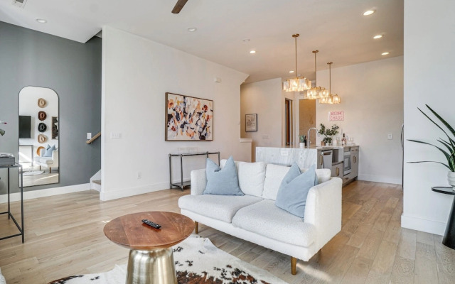 Rooftop Deck! Centrally Located Nashville Townhome