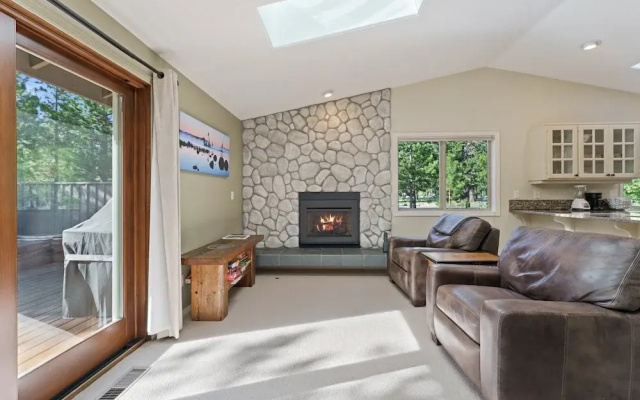 Bright Retreat Hot Tub Plus Sharc Access