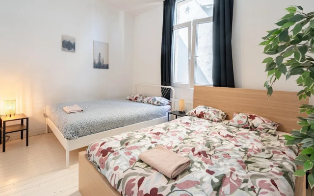 Cozy Antwerp Apartment Stay for 7