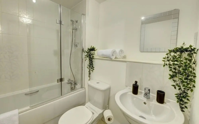Lovely Flat in Kiln Close With Free Parking