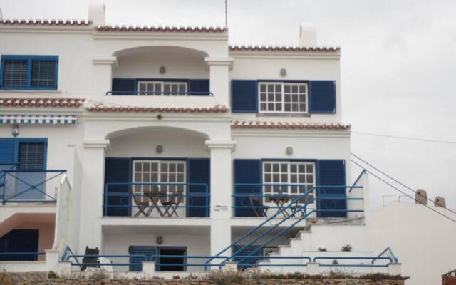 The Wave Beach & Surf Hostel вид на фасад
