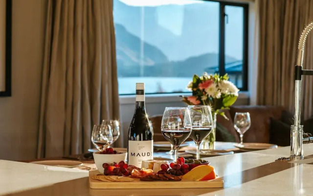 Te Moana - Lake Views - Sleeps 7