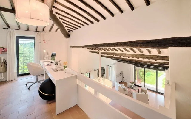 Villa in Castellina w. Pool, Garden & Winery