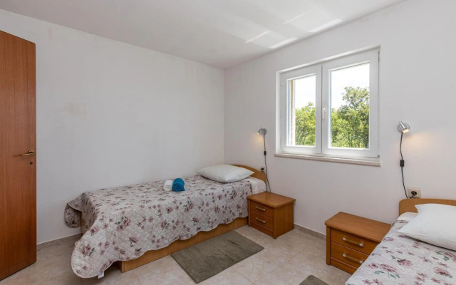 Stunning Home in Smrika With Wifi and 3 Bedrooms