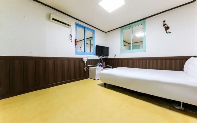 Boryeong Hayan Motel