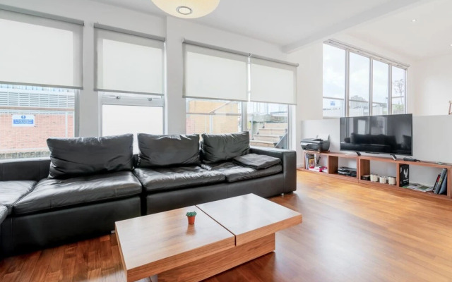 Mod-minimalist Flat w Balcony Sleeps 4 Shoreditch