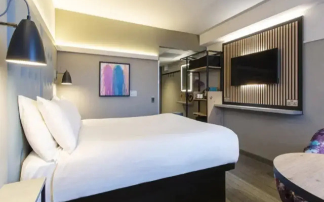 Premier Inn Bristol Parkway M32