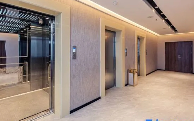 Heyi Zhishang Hotel (Fuxin High-speed Railway Station Wanda Plaza)