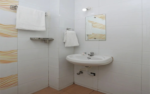 OYO 8996 Hotel Pioneer